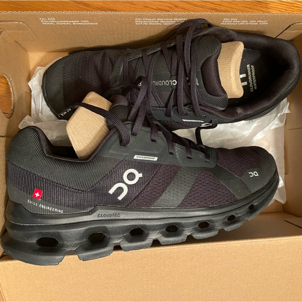 On Running CloudRunner Waterproof Shoe Black - Women’s 7.5 LIKE NEW
